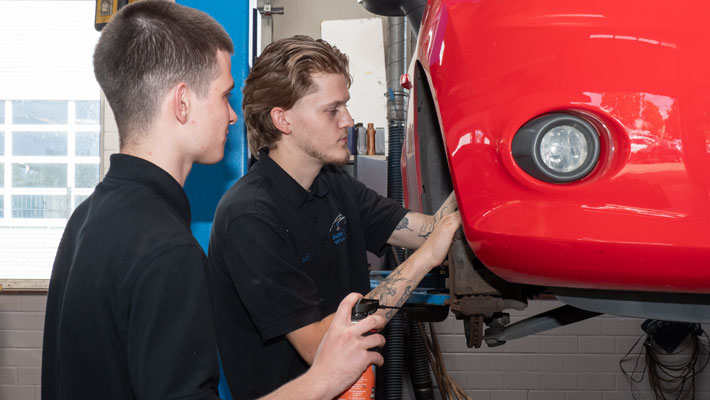 Junge Mitarbeiter beim Auto-Check