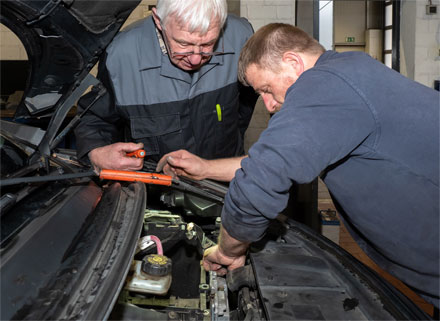 Zwei erfahrene Automechaniker bei Fehlersuche