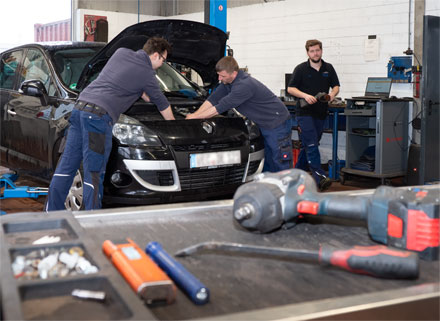 Kfz-Mechaniker bei der Arbeit