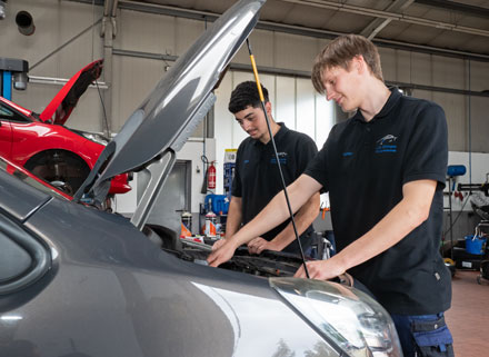 Kfz-Mechaniker bei der Arbeit